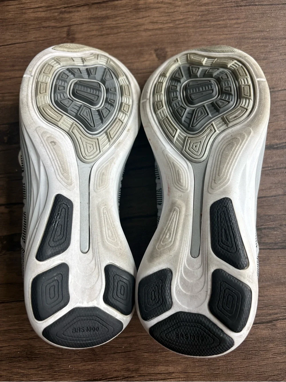 Nike Women’s White and Black Flyknit Sneakers - Picture 4 of 7